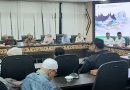 Ketua DPRD Sumatera Barat, Muhidi, menerima audiensi masyarakat terkait pembangunan bangunan yang diduga menyerupai kelenteng di kawasan wisata Mandeh, Pesisir Selatan. Pertemuan yang berlangsung pada Selasa (13/5/2026) ini bertujuan untuk mencari titik temu atas keresahan warga setempat. (Foto: IST/Novrianto)