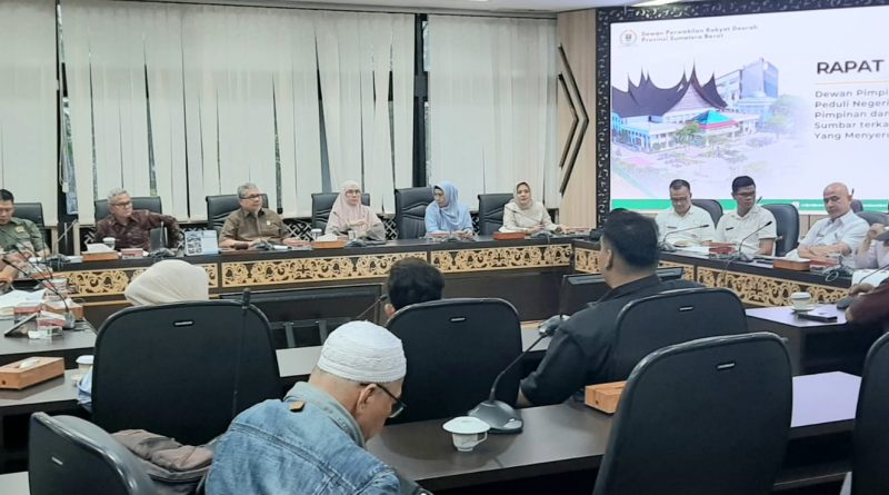 Ketua DPRD Sumatera Barat, Muhidi, menerima audiensi masyarakat terkait pembangunan bangunan yang diduga menyerupai kelenteng di kawasan wisata Mandeh, Pesisir Selatan. Pertemuan yang berlangsung pada Selasa (13/5/2026) ini bertujuan untuk mencari titik temu atas keresahan warga setempat. (Foto: IST/Novrianto)