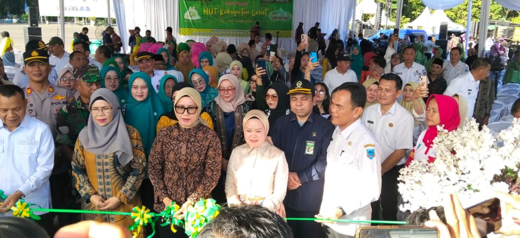 Sebanyak 187 pelaku usaha kuliner dan UMKM dari seluruh kecamatan di Kabupaten Lahat memadati Lapangan Seganti Setungguan, Rabu (13/5/2026). Kehadiran mereka merupakan bagian dari Festival Pasar Kuliner dalam rangka memperingati HUT Kabupaten Lahat ke-157. (Foto: IST/Heri Susanto)