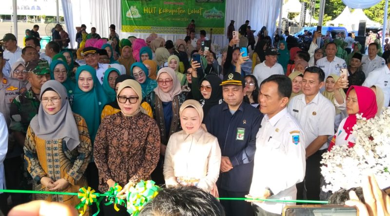 Sebanyak 187 pelaku usaha kuliner dan UMKM dari seluruh kecamatan di Kabupaten Lahat memadati Lapangan Seganti Setungguan, Rabu (13/5/2026). Kehadiran mereka merupakan bagian dari Festival Pasar Kuliner dalam rangka memperingati HUT Kabupaten Lahat ke-157. (Foto: IST/Heri Susanto)