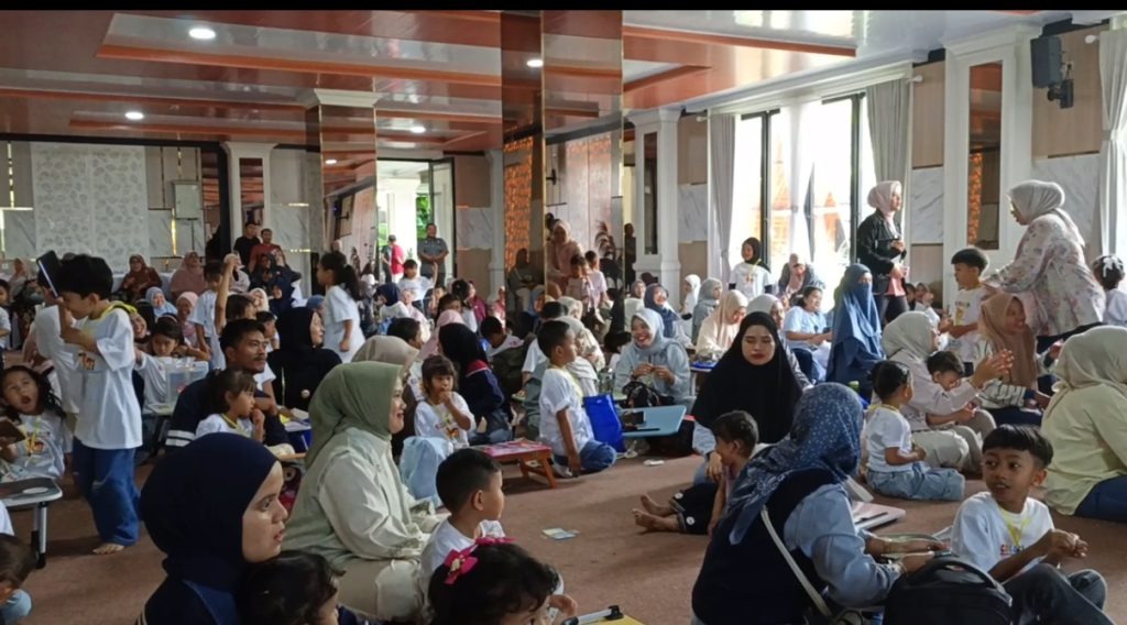 Suasana semarak menyelimuti Aula Boekit Diza, Kota Sungai Penuh, saat ratusan anak tingkat TK dan PAUD berkumpul pada Kamis (14/5/2026). Kehadiran mereka untuk mengikuti Colorland Kids Festival 2026, sebuah ajang lomba mewarnai yang penuh warna dan kegembiraan. (Foto: IST/Dewi Yulianti)