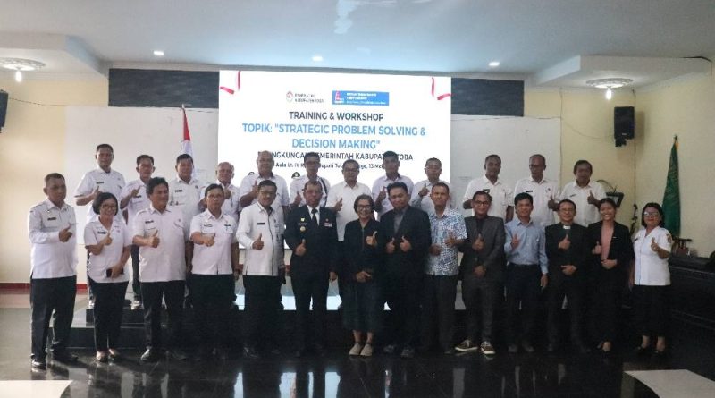 Wakil Bupati Toba, Audi Murphy O. Sitorus, memberikan apresiasi tinggi atas inisiatif Sekolah Tinggi Teologi (STT) Trinity Parapat dalam menyelenggarakan pelatihan bagi jajaran birokrasi. Kegiatan bertajuk Strategic Problem Solving dan Decision Making ini digelar di Ruang Balai Data Kantor Bupati Toba, Rabu (13/5/2026). (Foto: Pemkab Toba)