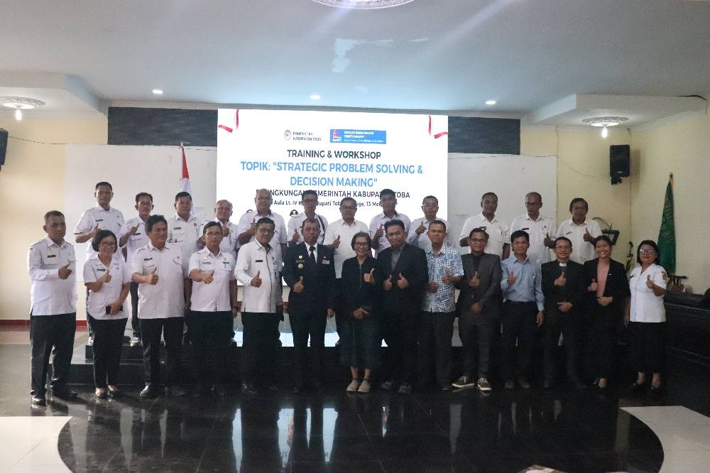 Wakil Bupati Toba, Audi Murphy O. Sitorus, memberikan apresiasi tinggi atas inisiatif Sekolah Tinggi Teologi (STT) Trinity Parapat dalam menyelenggarakan pelatihan bagi jajaran birokrasi. Kegiatan bertajuk Strategic Problem Solving dan Decision Making ini digelar di Ruang Balai Data Kantor Bupati Toba, Rabu (13/5/2026). (Foto: Pemkab Toba)