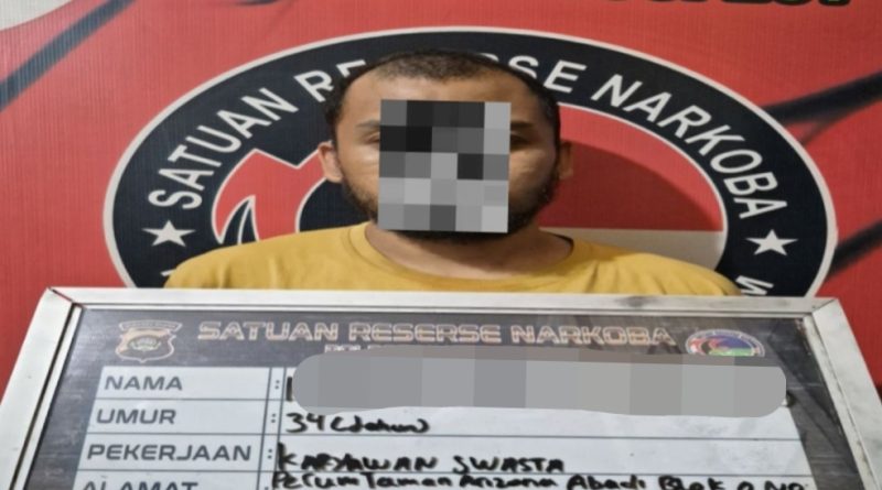Satuan Reserse Narkoba (Satresnarkoba) Polres Muara Enim berhasil mengamankan seorang pria berinisial MJ (35) atas dugaan kepemilikan narkotika jenis sabu. Pelaku diringkus petugas saat berada di depan sebuah mushala di Kelurahan Tungkal, Kecamatan Muara Enim, Rabu (13/5/2026). (Foto: IST/Yogie Yolanda)