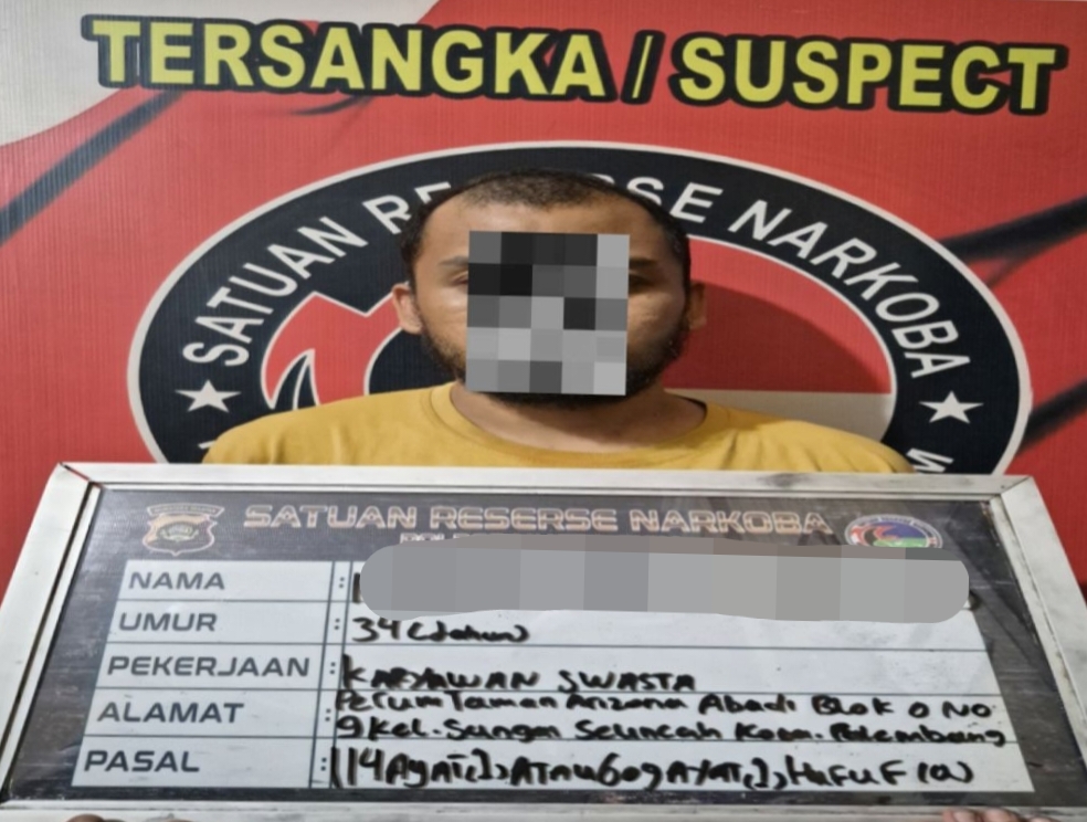 Satuan Reserse Narkoba (Satresnarkoba) Polres Muara Enim berhasil mengamankan seorang pria berinisial MJ (35) atas dugaan kepemilikan narkotika jenis sabu. Pelaku diringkus petugas saat berada di depan sebuah mushala di Kelurahan Tungkal, Kecamatan Muara Enim, Rabu (13/5/2026). (Foto: IST/Yogie Yolanda)