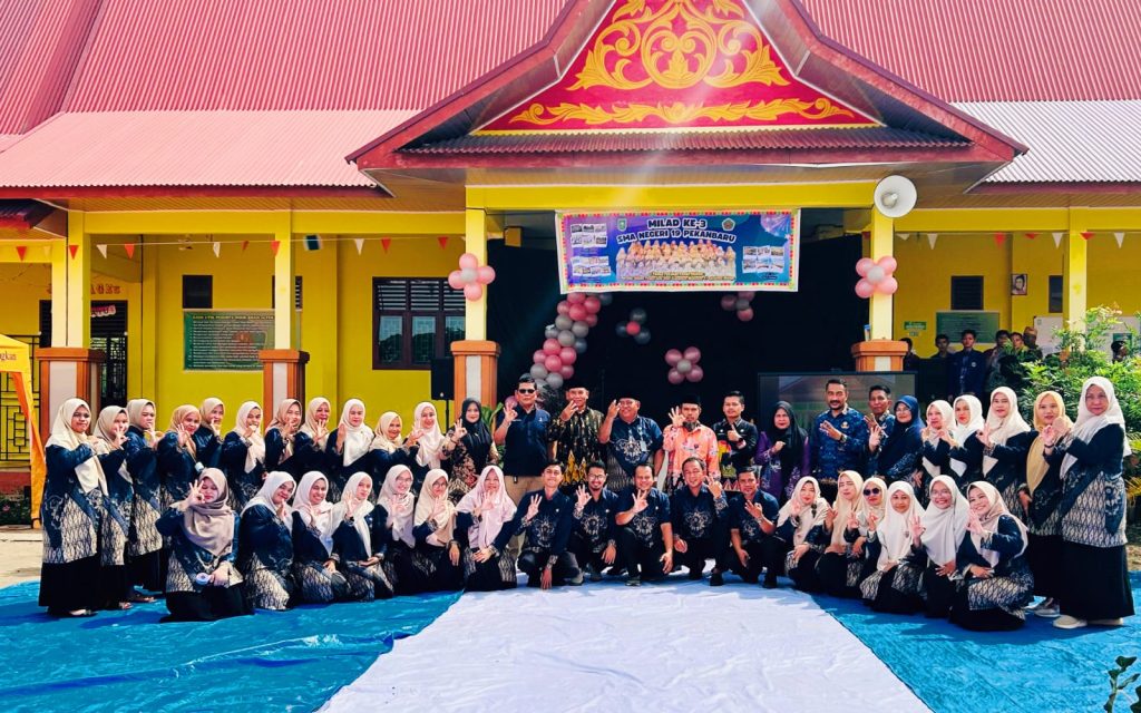 SMA Negeri 19 Pekanbaru genap berusia tiga tahun. Sekolah yang lahir di tengah tantangan pandemi Covid-14 ini merayakan hari jadinya dengan penuh rasa syukur dan kemeriahan di aula sekolah. (Foto: Humas SMAN 19 Pekanbaru)