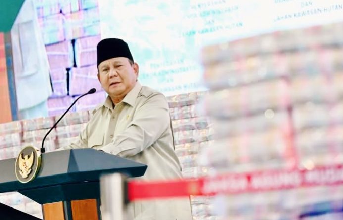 Presiden Prabowo Subianto mengambil langkah berani demi membela para pelaku usaha mikro di tanah air. Kepala Negara menginstruksikan agar suku bunga program Permodalan Nasional Madani (PNM) Mekaar dipangkas hingga di bawah 9 persen dari yang sebelumnya mencapai 24 persen. (Foto: BPMI Setpres)