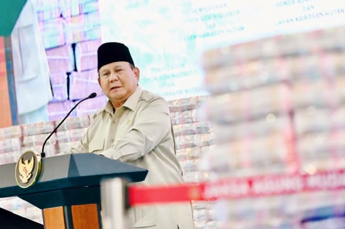 Presiden Prabowo Subianto mengambil langkah berani demi membela para pelaku usaha mikro di tanah air. Kepala Negara menginstruksikan agar suku bunga program Permodalan Nasional Madani (PNM) Mekaar dipangkas hingga di bawah 9 persen dari yang sebelumnya mencapai 24 persen. (Foto: BPMI Setpres)
