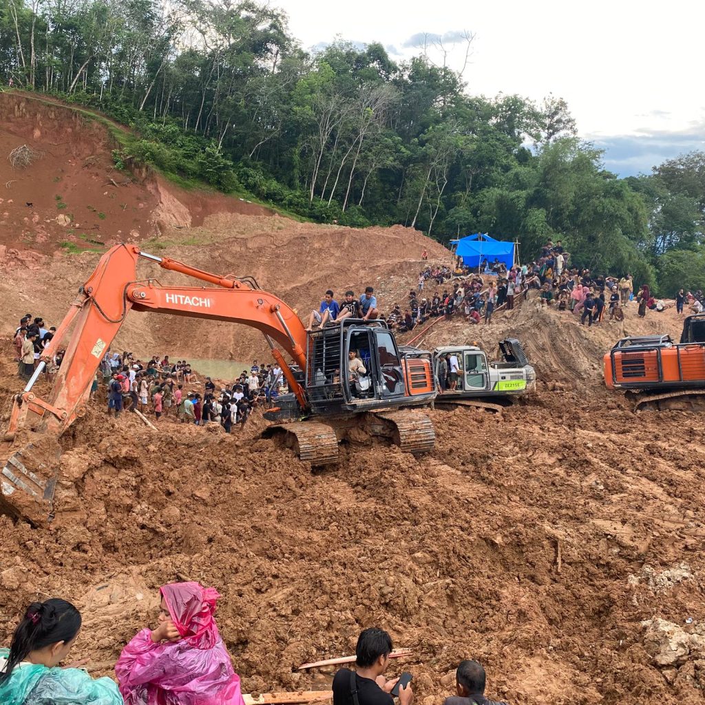Peristiwa tragis melanda lokasi penambangan emas tradisional di Sintuk, Jorong Taratak Betung, Nagari Padang Laweh, Kecamatan Koto VII, Kabupaten Sijunjung. Tebing di area penambangan tiba-tiba longsor dan menimbun sembilan orang pekerja hingga meninggal dunia pada Kamis (14/5/2026) siang. (Foto: IST/Chris Gangga Lala Pari)