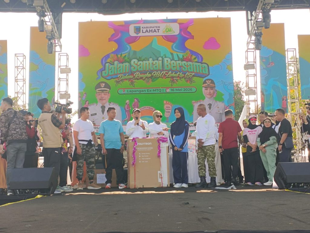 Kemeriahan Hari Ulang Tahun (HUT) Kabupaten Lahat ke-157 memuncak pada Sabtu (16/5/2026) pagi. Pemerintah Kabupaten Lahat menggelar kegiatan jalan santai bersama yang dipusatkan di Lapangan Ex MTQ Lahat. (Foto: IST/Heri Susanto)