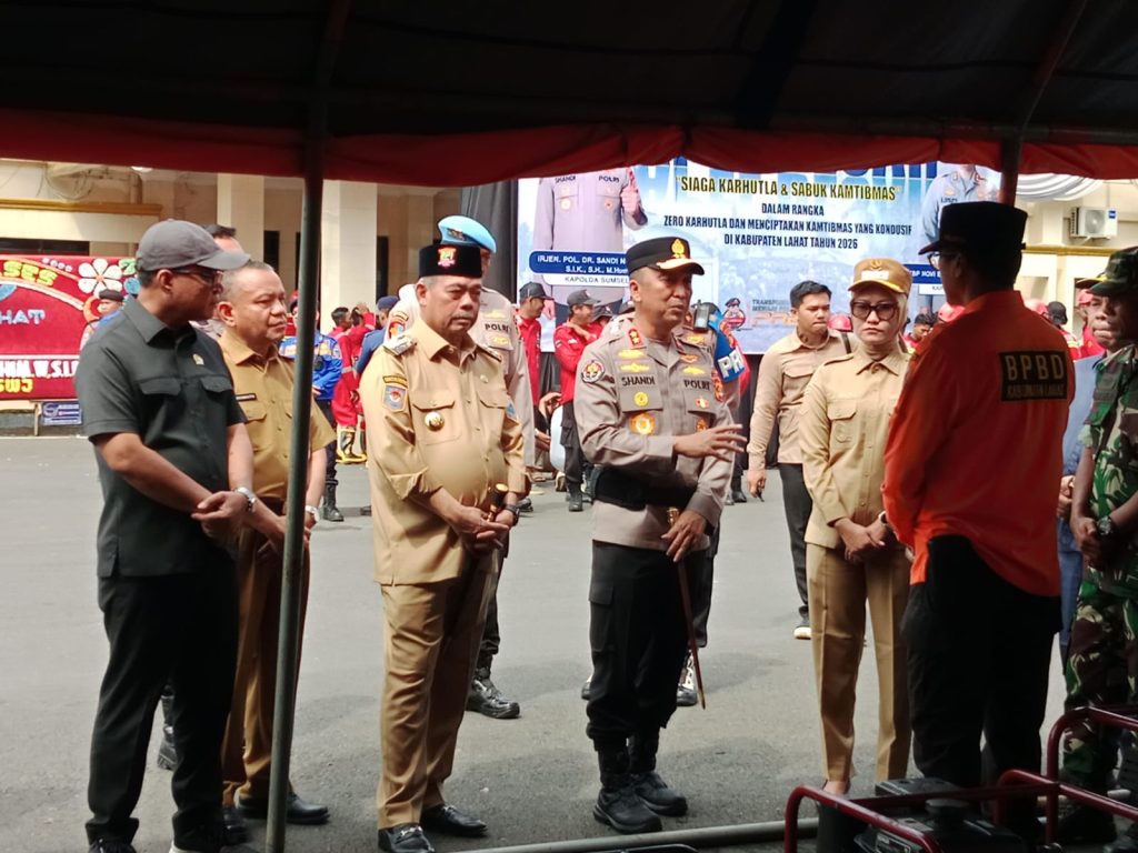 Kapolda Sumatera Selatan, Irjen Pol Dr. Sandi Nugroho, S.I.K., S.H., M.Hum., memimpin langsung Apel Besar Kesiapsiagaan Bencana Kebakaran Hutan dan Lahan (Karhutla) serta Sabuk Kamtibmas Kabupaten Lahat 2026. (Foto: IST/Heri Susanto)