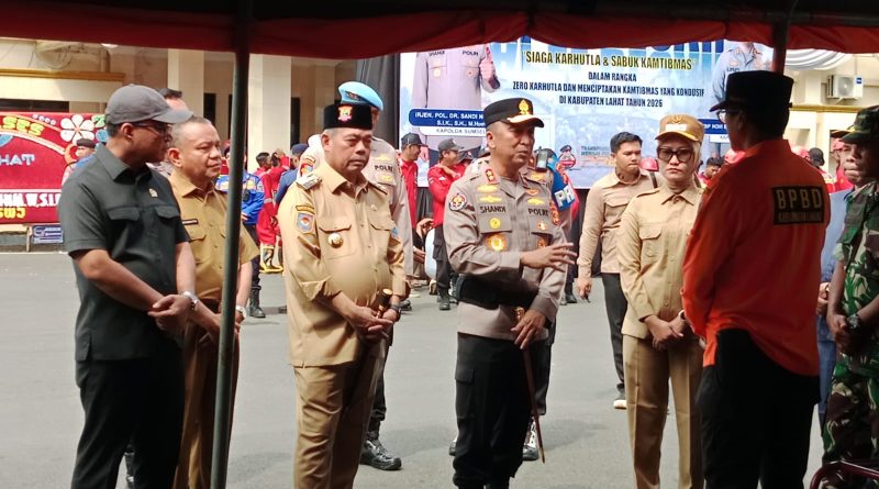 Kapolda Sumatera Selatan, Irjen Pol Dr. Sandi Nugroho, S.I.K., S.H., M.Hum., memimpin langsung Apel Besar Kesiapsiagaan Bencana Kebakaran Hutan dan Lahan (Karhutla) serta Sabuk Kamtibmas Kabupaten Lahat 2026. (Foto: IST/Heri Susanto)