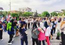 Personel Ditlantas Polda Riau hadir di tengah kerumunan warga yang memadati area Car Free Day (CFD) Jalan Jenderal Sudirman, Pekanbaru, Minggu (17/5/2026) pagi. (Foto: Humas Ditlantas Polda Riau)