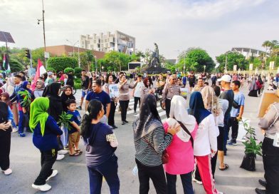 Personel Ditlantas Polda Riau hadir di tengah kerumunan warga yang memadati area Car Free Day (CFD) Jalan Jenderal Sudirman, Pekanbaru, Minggu (17/5/2026) pagi. (Foto: Humas Ditlantas Polda Riau)