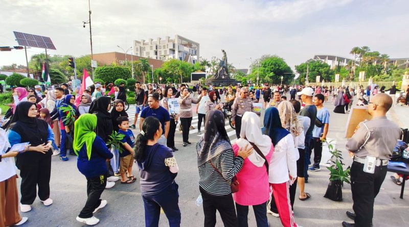 Personel Ditlantas Polda Riau hadir di tengah kerumunan warga yang memadati area Car Free Day (CFD) Jalan Jenderal Sudirman, Pekanbaru, Minggu (17/5/2026) pagi. (Foto: Humas Ditlantas Polda Riau)