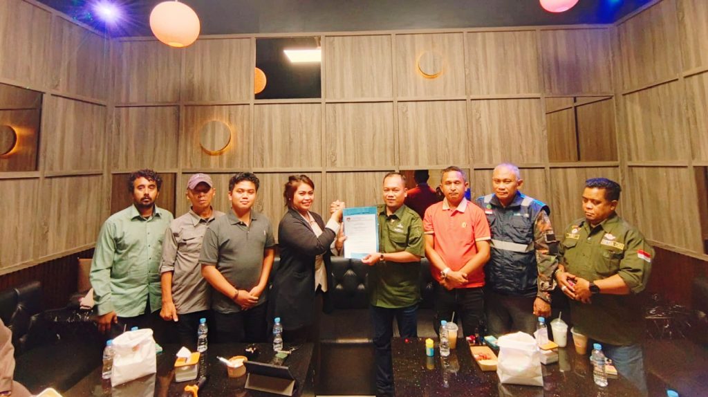 Dewan Pimpinan Pusat (DPP) Asosiasi Keluarga Pers Indonesia (AKPERSI) mengambil langkah strategis dalam memperkuat struktur organisasinya hingga ke tingkat daerah. Ketua Umum AKPERSI menyerahkan langsung Surat Keputusan (SK) penetapan kepada seluruh jajaran pengurus Dewan Pimpinan Daerah (DPD) Provinsi Banten, Minggu (17/5/2026). (Foto: Toby)