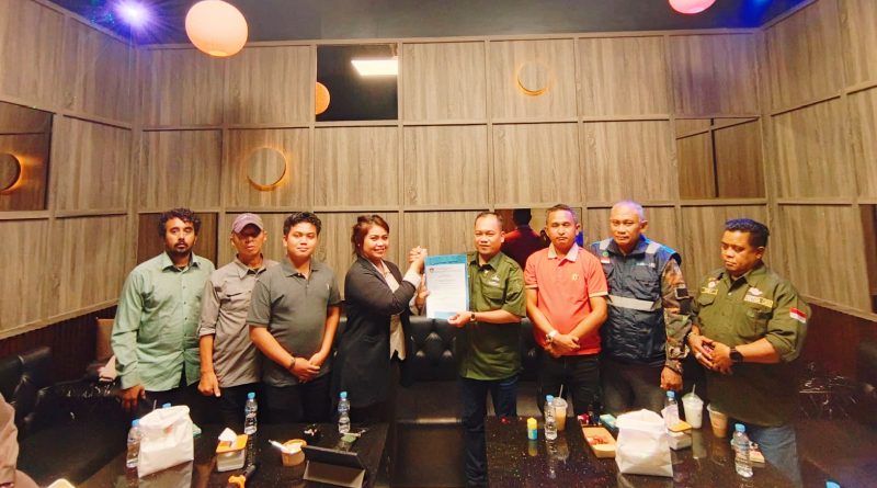 Dewan Pimpinan Pusat (DPP) Asosiasi Keluarga Pers Indonesia (AKPERSI) mengambil langkah strategis dalam memperkuat struktur organisasinya hingga ke tingkat daerah. Ketua Umum AKPERSI menyerahkan langsung Surat Keputusan (SK) penetapan kepada seluruh jajaran pengurus Dewan Pimpinan Daerah (DPD) Provinsi Banten, Minggu (17/5/2026). (Foto: Toby)