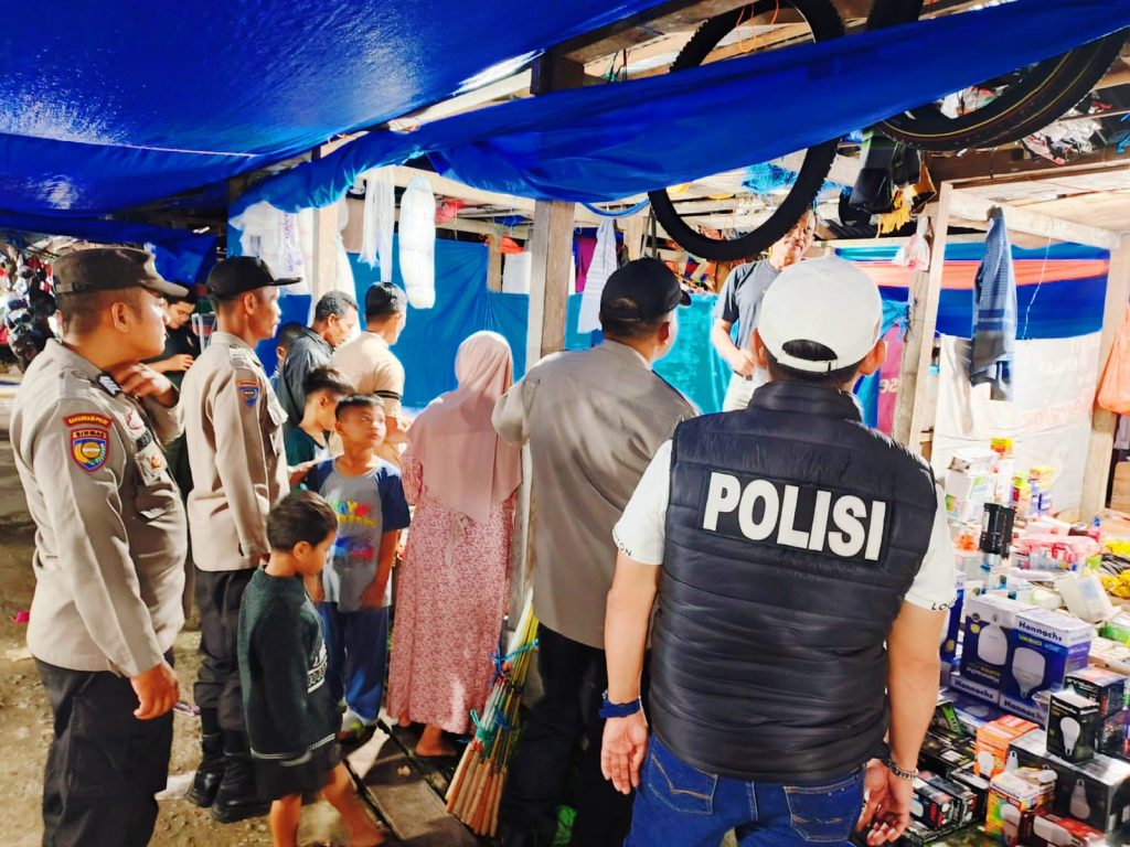 Kapolsek Teluk Meranti, IPDA Vicki Rizky, memimpin langsung kegiatan patroli malam di kawasan Pasar Teluk Meranti, Kabupaten Pelalawan, Sabtu (16/5/2026) malam. (Foto: Humas Polsek Teluk Meranti)