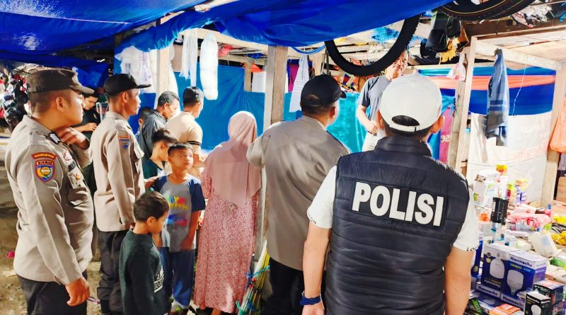Kapolsek Teluk Meranti, IPDA Vicki Rizky, memimpin langsung kegiatan patroli malam di kawasan Pasar Teluk Meranti, Kabupaten Pelalawan, Sabtu (16/5/2026) malam. (Foto: Humas Polsek Teluk Meranti)