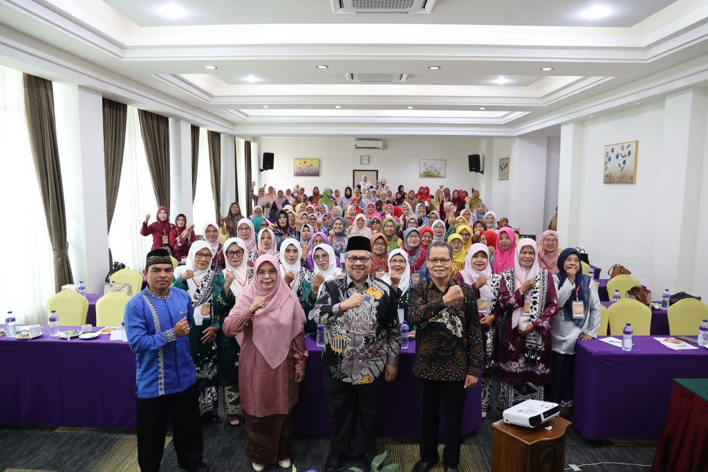 Ketua DPRD Provinsi Sumatera Barat, Muhidi, berkomitmen kuat untuk mendorong alokasi anggaran bagi lembaga adat secara berkelanjutan setiap tahun. Penguatan finansial ini salah satunya akan difokuskan bagi organisasi perempuan adat, Bundo Kanduang. (Foto: IST/Novrianto)