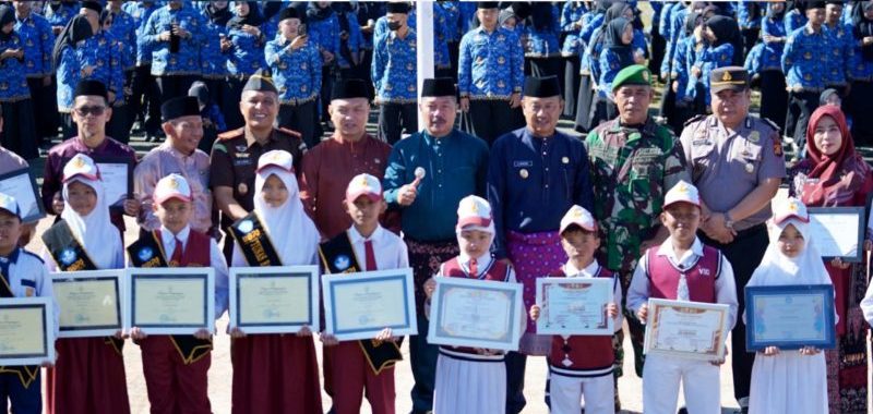 Bupati Kerinci, Monadi, S.Sos., M.Si., memimpin langsung upacara peringatan Hari Pendidikan Nasional (Hardiknas) 2026. Kegiatan yang berlangsung khidmat ini dipusatkan di Lapangan Kantor Bupati Kerinci, Bukit Tengah Siulak, Senin (4/5/2026). (Foto: Kominfo Kerinci)