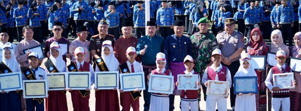 Bupati Kerinci, Monadi, S.Sos., M.Si., memimpin langsung upacara peringatan Hari Pendidikan Nasional (Hardiknas) 2026. Kegiatan yang berlangsung khidmat ini dipusatkan di Lapangan Kantor Bupati Kerinci, Bukit Tengah Siulak, Senin (4/5/2026). (Foto: Kominfo Kerinci)