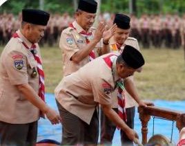 Bupati Kerinci, Monadi, S.Sos., M.Si., secara resmi membuka kegiatan Jambore Pramuka Kwartir Cabang (Kwarcab) Kerinci Tahun 2026. Acara yang berlangsung meriah ini dipusatkan di Bumi Perkemahan Lapangan Desa Lubuk Nagodang, Kecamatan Siulak, Kamis (14/5/2026). (Foto: Kominfo Kerinci)