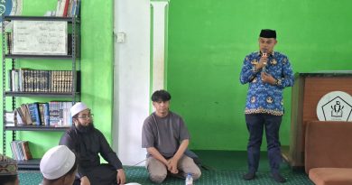 Kepala Seksi Pendidikan Diniyah dan Pondok Pesantren (PD Pontren) Kementerian Agama Kota Solok, Fauzi, S.Sos.I., M.H., membuka secara resmi Workshop Literasi di Pondok Pesantren Darut Thalib, Kota Solok, Rabu (20/5/2026). (Foto: IST/Fitria Sartika)