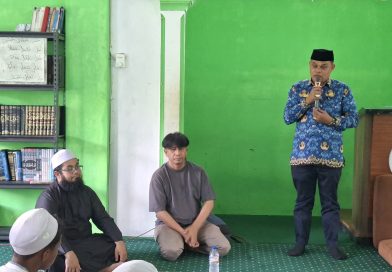 Kepala Seksi Pendidikan Diniyah dan Pondok Pesantren (PD Pontren) Kementerian Agama Kota Solok, Fauzi, S.Sos.I., M.H., membuka secara resmi Workshop Literasi di Pondok Pesantren Darut Thalib, Kota Solok, Rabu (20/5/2026). (Foto: IST/Fitria Sartika)