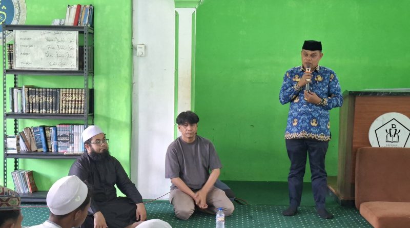 Kepala Seksi Pendidikan Diniyah dan Pondok Pesantren (PD Pontren) Kementerian Agama Kota Solok, Fauzi, S.Sos.I., M.H., membuka secara resmi Workshop Literasi di Pondok Pesantren Darut Thalib, Kota Solok, Rabu (20/5/2026). (Foto: IST/Fitria Sartika)