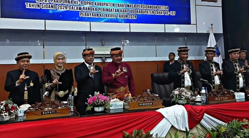 Gubernur Sumsel, H. Herman Deru didampingi oleh Bupati dan Wakil Bupati Lahat saat menghadiri sidang paripurna, peringatan HUT kab Lahat ke -157 bersama Ketua DPRD dan Wakil Ketua DPRD Lahat. (Foto: IST/Heri Susanto)