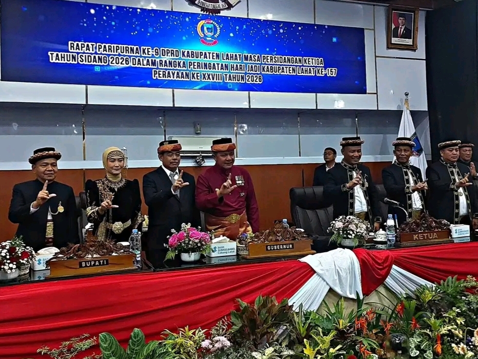 Gubernur Sumsel, H. Herman Deru didampingi oleh Bupati dan Wakil Bupati Lahat saat menghadiri sidang paripurna, peringatan HUT kab Lahat ke -157 bersama Ketua DPRD dan Wakil Ketua DPRD Lahat. (Foto: IST/Heri Susanto)