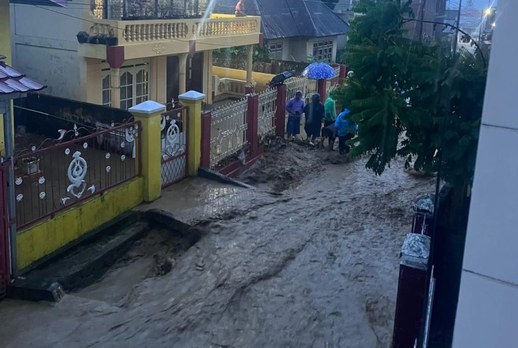 Banjir bandang menerjang Kecamatan Danau Kerinci Barat, tepatnya di wilayah Lima Desa Tanjung Pauh Mudik, Rabu (20/5/2026) sekitar pukul 17.00 WIB. (Foto: IST/Dewi Yulianti)