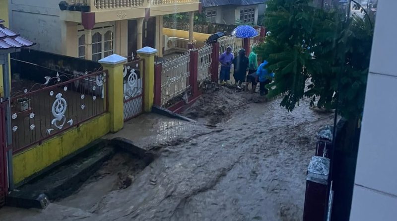 Banjir bandang menerjang Kecamatan Danau Kerinci Barat, tepatnya di wilayah Lima Desa Tanjung Pauh Mudik, Rabu (20/5/2026) sekitar pukul 17.00 WIB. (Foto: IST/Dewi Yulianti)