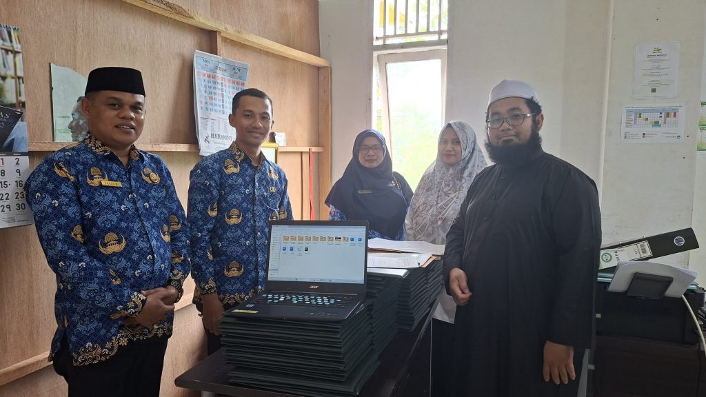 Kepala Seksi Pendidikan Diniyah dan Pondok Pesantren (PD Pontren) Kementerian Agama Kota Solok, Fauzi, S.Sos.I., M.H., memimpin langsung monitoring berkas transformasi status kelembagaan Pondok Pesantren Salafiyah (PKPPS) menjadi Pendidikan Salafiyah Kajian Kitab Kuning (PSKK) ini berlangsung pada Rabu (20/5/2026). (Foto: Humas Kemenag Solok)