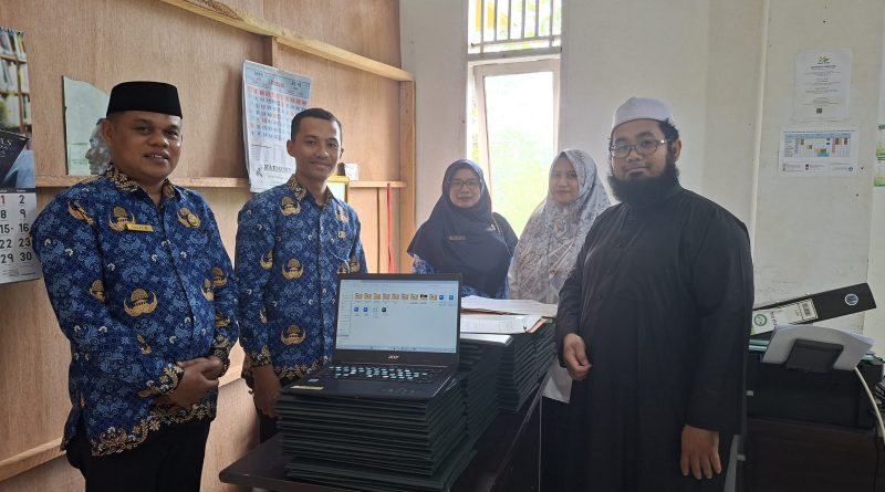 Kepala Seksi Pendidikan Diniyah dan Pondok Pesantren (PD Pontren) Kementerian Agama Kota Solok, Fauzi, S.Sos.I., M.H., memimpin langsung monitoring berkas transformasi status kelembagaan Pondok Pesantren Salafiyah (PKPPS) menjadi Pendidikan Salafiyah Kajian Kitab Kuning (PSKK) ini berlangsung pada Rabu (20/5/2026). (Foto: Humas Kemenag Solok)