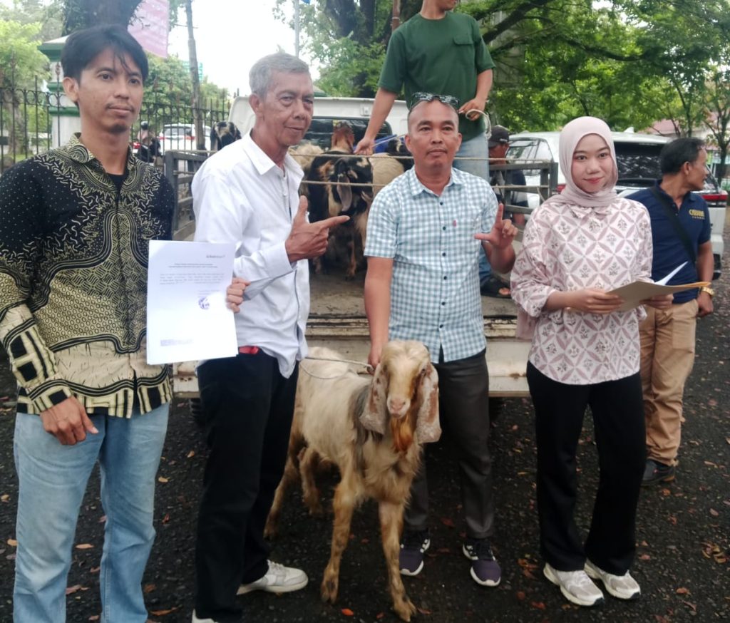 PT Bukit Asam Tbk (PTBA) kembali menunjukkan kepedulian sosialnya menjelang perayaan Idul Adha 1447 Hijriah. Anggota Holding Industri Pertambangan MIND ID ini menyalurkan bantuan hewan kurban kepada Pengurus Daerah (PD) Ikatan Wartawan Online (IWO) Kabupaten Lahat, Kamis (21/5/2026). (Foto: IST/Heri Susanto)