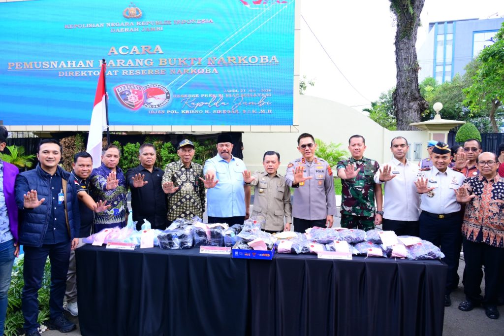 Polda Jambi kembali menunjukkan komitmennya dalam mendukung program Asta Cita Presiden Republik Indonesia terkait pemberantasan narkoba. Komitmen ini dibuktikan lewat pemusnahan massal barang bukti narkotika jaringan lintas provinsi di halaman Mapolda Jambi, Kamis (21/5/2026). (Foto: Polda Jambi)