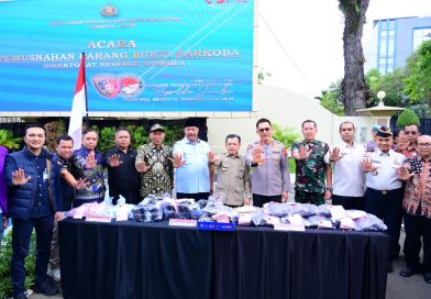 Polda Jambi kembali menunjukkan komitmennya dalam mendukung program Asta Cita Presiden Republik Indonesia terkait pemberantasan narkoba. Komitmen ini dibuktikan lewat pemusnahan massal barang bukti narkotika jaringan lintas provinsi di halaman Mapolda Jambi, Kamis (21/5/2026). (Foto: Polda Jambi)