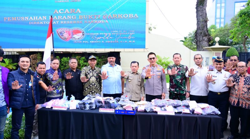 Polda Jambi kembali menunjukkan komitmennya dalam mendukung program Asta Cita Presiden Republik Indonesia terkait pemberantasan narkoba. Komitmen ini dibuktikan lewat pemusnahan massal barang bukti narkotika jaringan lintas provinsi di halaman Mapolda Jambi, Kamis (21/5/2026). (Foto: Polda Jambi)
