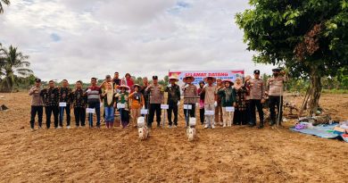 Polsek Cerenti memimpin langsung pemanfaatan lahan kosong seluas 1 hektare di Desa Sikak untuk dialihkan menjadi area pertanian produktif, Kamis (21/5/2026). (Foto: Humas Polsek Cerenti)
