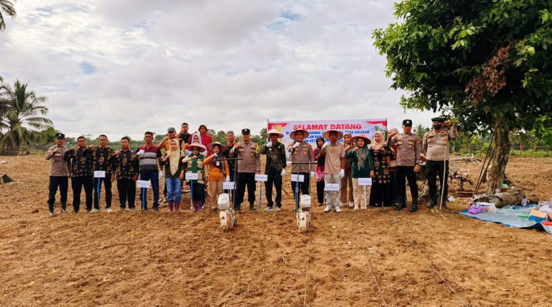 Polsek Cerenti memimpin langsung pemanfaatan lahan kosong seluas 1 hektare di Desa Sikak untuk dialihkan menjadi area pertanian produktif, Kamis (21/5/2026). (Foto: Humas Polsek Cerenti)