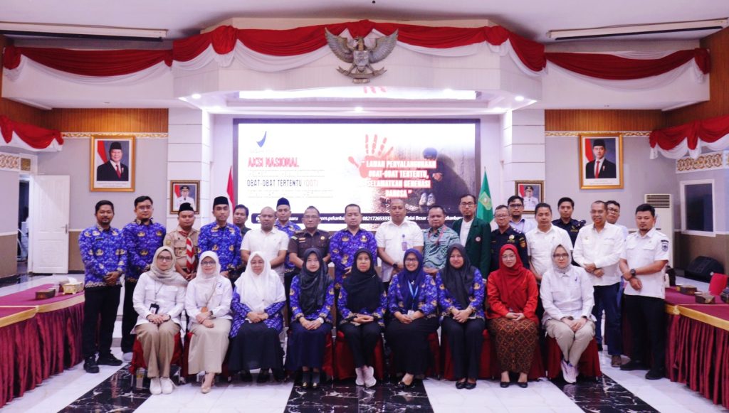 Balai Besar Pengawas Obat dan Makanan (BBPOM) di Pekanbaru sukses menyelenggarakan kegiatan "Aksi Nasional Pencegahan Penyalahgunaan Obat-Obat Tertentu (OOT)". Agenda krusial yang dipadukan dengan penandatanganan komitmen bersama ini digelar di Balai Pauh Janggi, Kediaman Gubernur Riau, Rabu (20/5/2026). (Foto: BBPOM Pekanbaru)