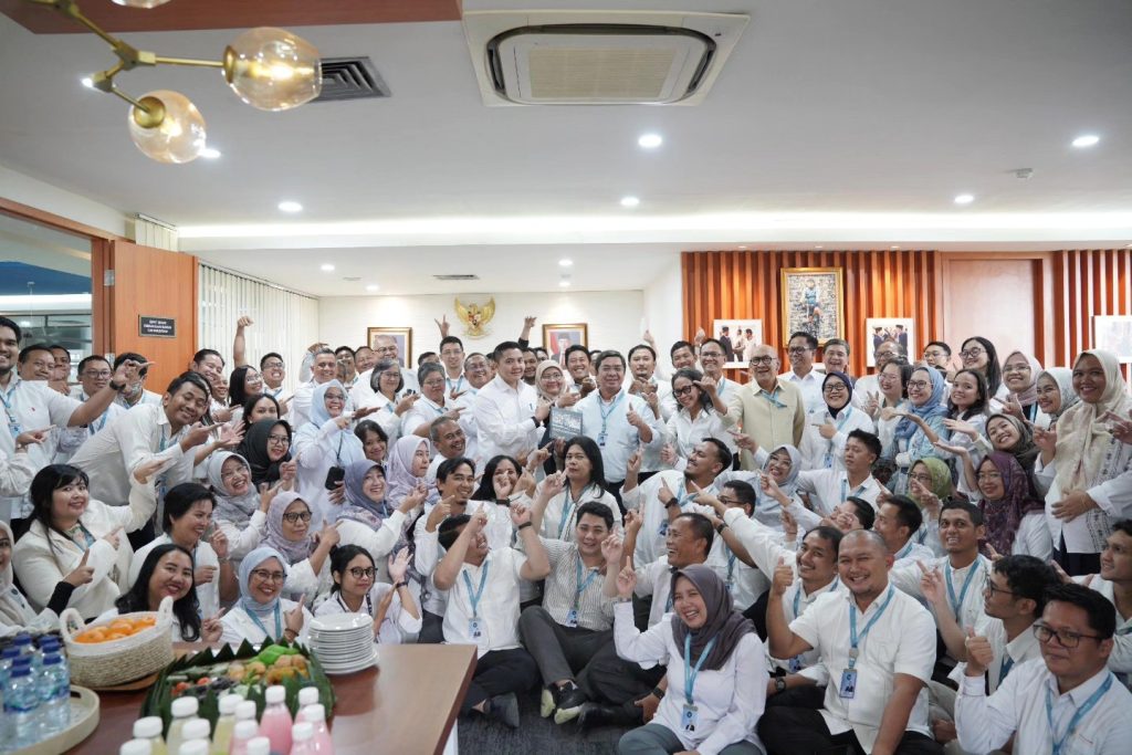 Sekretaris Kabinet (Seskab) Teddy Indra Wijaya menyambangi ruang kerja Kedeputian Pembangunan Manusia, Kebudayaan, dan Pemberdayaan Masyarakat (PMKPM). Kunjungan mendadak ini dilakukan di sela-sela persiapan agenda kedinasannya yang padat, Kamis (21/5/2026). (Foto: Setkab RI)