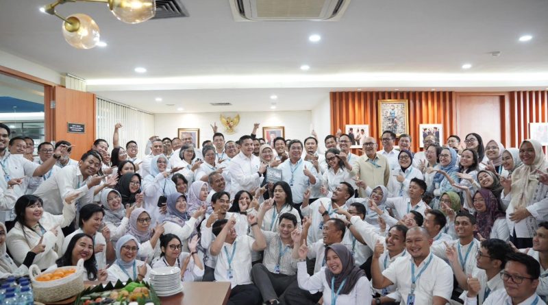 Sekretaris Kabinet (Seskab) Teddy Indra Wijaya menyambangi ruang kerja Kedeputian Pembangunan Manusia, Kebudayaan, dan Pemberdayaan Masyarakat (PMKPM). Kunjungan mendadak ini dilakukan di sela-sela persiapan agenda kedinasannya yang padat, Kamis (21/5/2026). (Foto: Setkab RI)