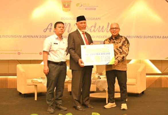 Pemerintah Provinsi Sumatera Barat resmi meluncurkan Program ASN Peduli Perlindungan Jaminan Sosial Ketenagakerjaan bagi Pekerja Rentan di Hotel Pangeran Beach Padang, Rabu (20/5/2026). (Foto: Pemprov Sumbar)