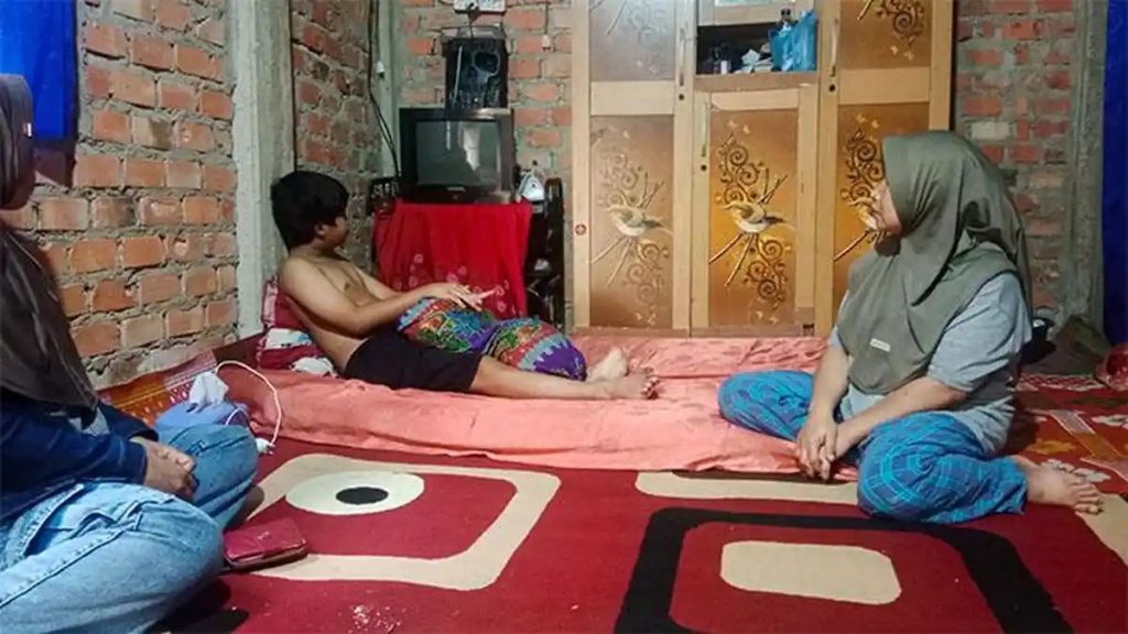 Nasib pilu menimpa Galang Saputra (12), seorang siswa malang asal Desa Koto Padang, Kecamatan Tanah Kampung, Kota Sungai Penuh. Bocah tersebut kini hanya bisa terbaring lemah di tempat tidur akibat cedera parah pada mata kanannya. (Foto: IST/Dewi Yulianti)