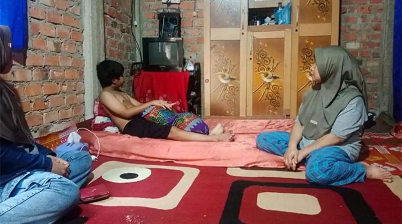 Nasib pilu menimpa Galang Saputra (12), seorang siswa malang asal Desa Koto Padang, Kecamatan Tanah Kampung, Kota Sungai Penuh. Bocah tersebut kini hanya bisa terbaring lemah di tempat tidur akibat cedera parah pada mata kanannya. (Foto: IST/Dewi Yulianti)