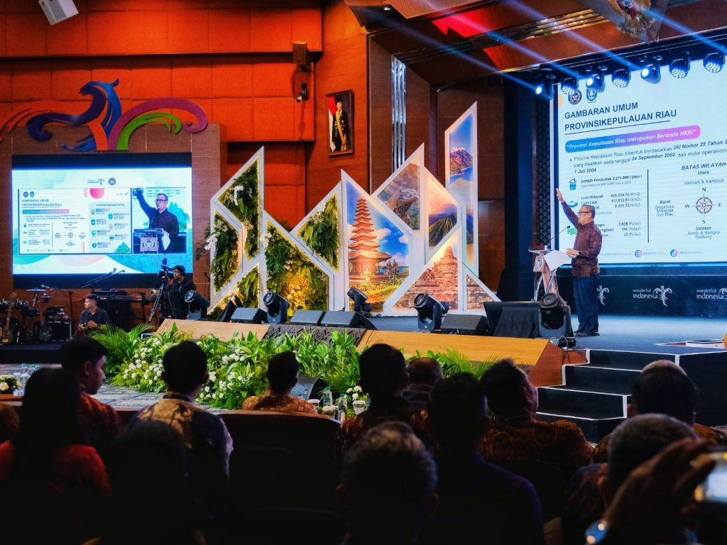 Wakil Gubernur Kepulauan Riau, Nyanyang Haris Pratamura, hadir sebagai pembicara utama dalam Rapat Koordinasi Nasional (Rakornas) Pariwisata 2026 di Gedung Sapta Pesona, Jakarta Pusat, Kamis (21/5/2026). (Foto: Pemprov Kepri)