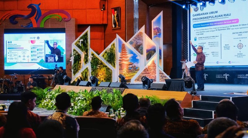 Wakil Gubernur Kepulauan Riau, Nyanyang Haris Pratamura, hadir sebagai pembicara utama dalam Rapat Koordinasi Nasional (Rakornas) Pariwisata 2026 di Gedung Sapta Pesona, Jakarta Pusat, Kamis (21/5/2026). (Foto: Pemprov Kepri)
